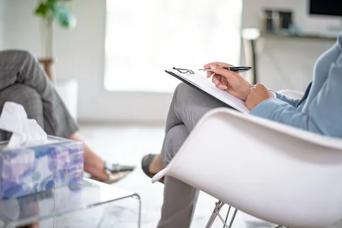 женщина на приеме у врача психотерапевта